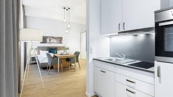 Fridge, oven, stovetop, dishwasher
