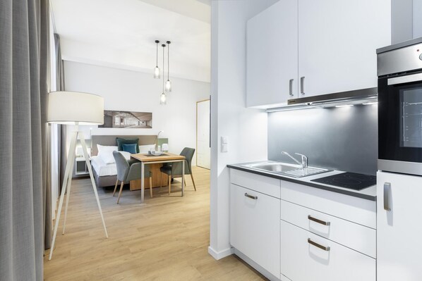 Fridge, oven, stovetop, dishwasher