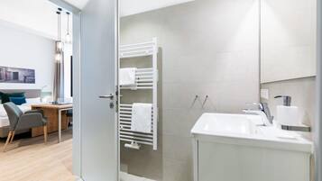 Bruser, hårtørrer, håndklæder