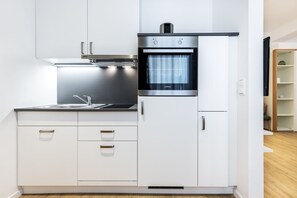 Réfrigérateur, four, lave-vaisselle, cafetière/bouilloire