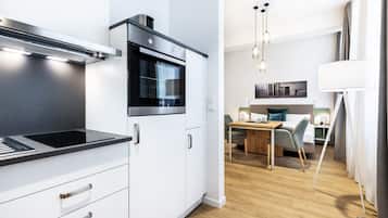 Køleskab, ovn, opvaskemaskine, kaffe-/temaskine