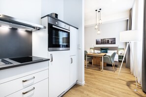 Réfrigérateur, four, lave-vaisselle, cafetière/bouilloire