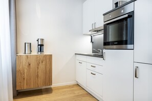 Frigorífico, horno, placa de cocina y lavavajillas