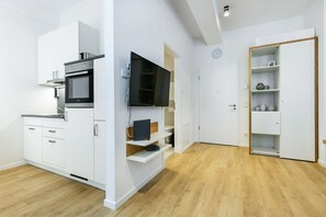 Frigorífico, horno, placa de cocina y lavavajillas