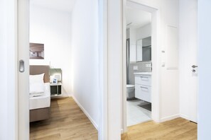 Een douche, een haardroger, handdoeken