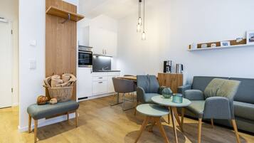 Een televisie en een stereo