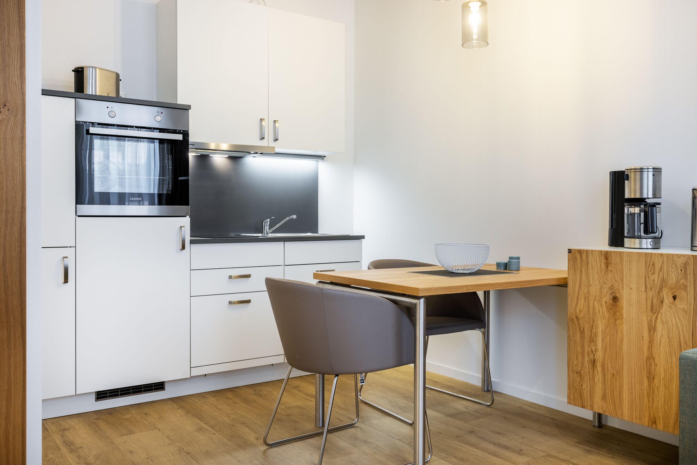 Wasserkocher mit Kaffee-/Teezubehör, Kühlschrank, Ofen, Herdplatte