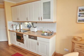 Réfrigérateur, micro-ondes, plaque de cuisson, lave-vaisselle