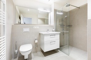 Ducha, secador de pelo, toallas