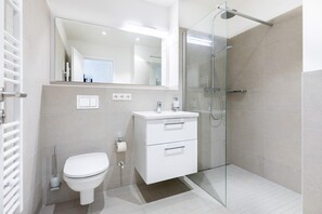Douche, sèche-cheveux, serviettes fournies