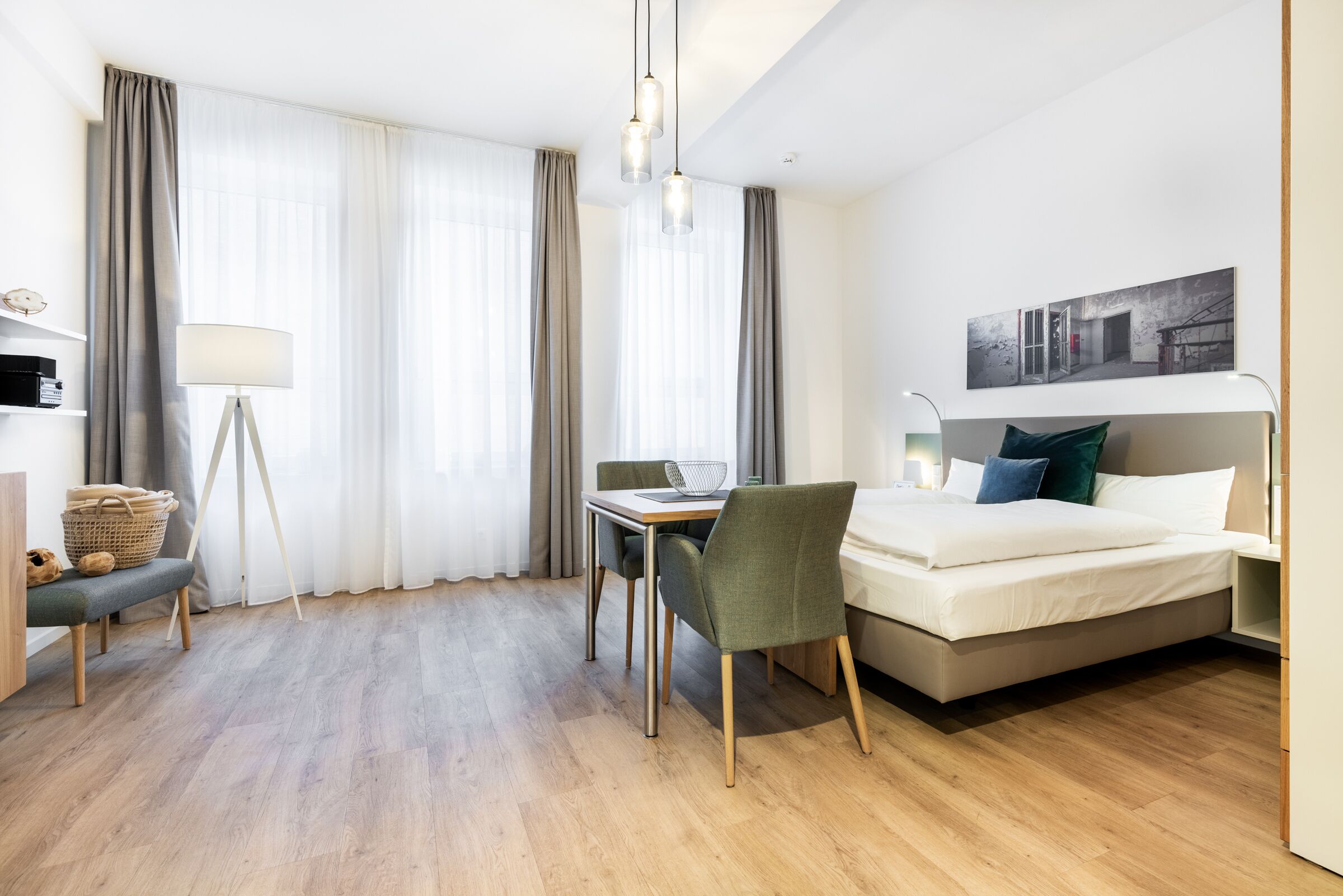 Wohn-/Schlafbereich mit Boxspringbett