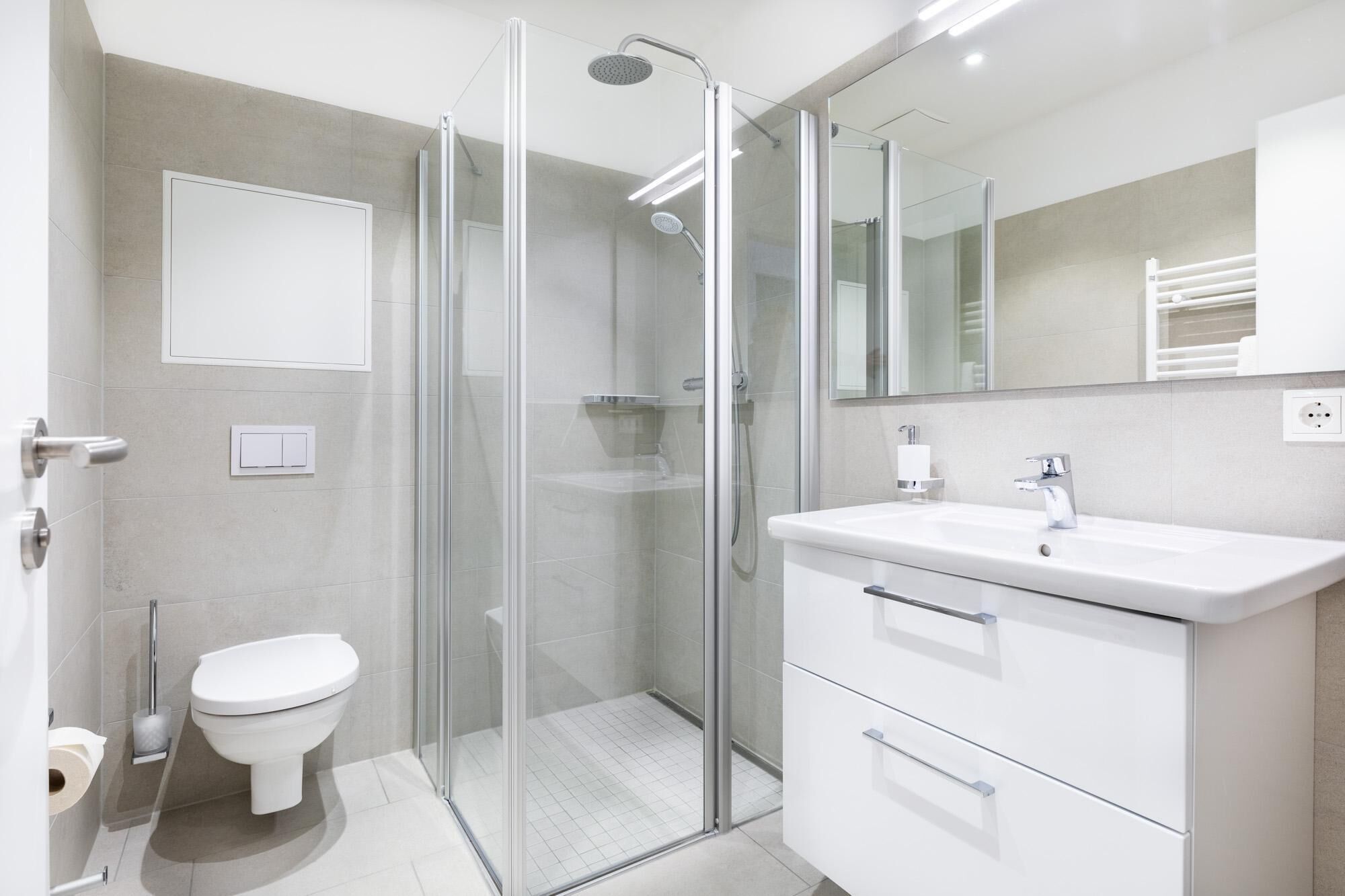 Dusche, Haartrockner, Handtücher