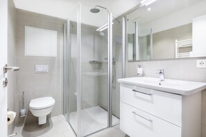 Douche, sèche-cheveux, serviettes fournies