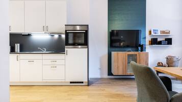 Coffee/tea maker, fridge, oven, stovetop