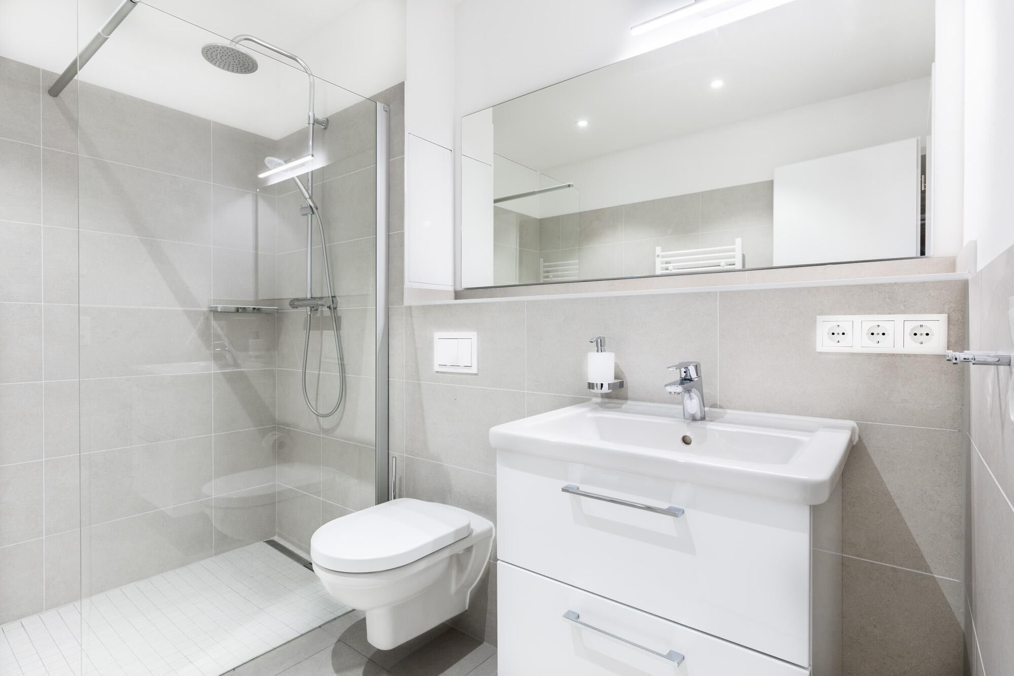 Dusche, Haartrockner, Handtücher