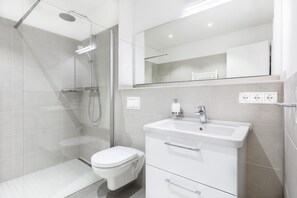 Douche, sèche-cheveux, serviettes fournies