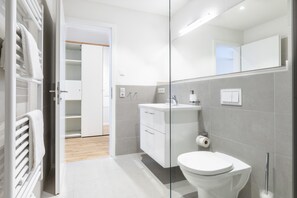 Douche, sèche-cheveux, serviettes fournies