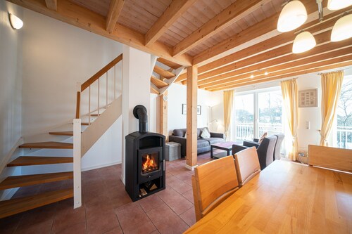 Top-Ferienhaus am Deich mit Terrasse am Wasser, Balkon, Sauna, Kamin & Hot Tub