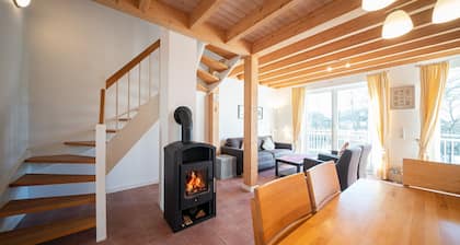 Top-Ferienhaus am Deich mit Terrasse am Wasser, Balkon, Sauna, Kamin & Hot Tub