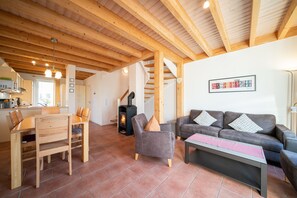 Fernseher, Kamin, DVD-Player, Bücher