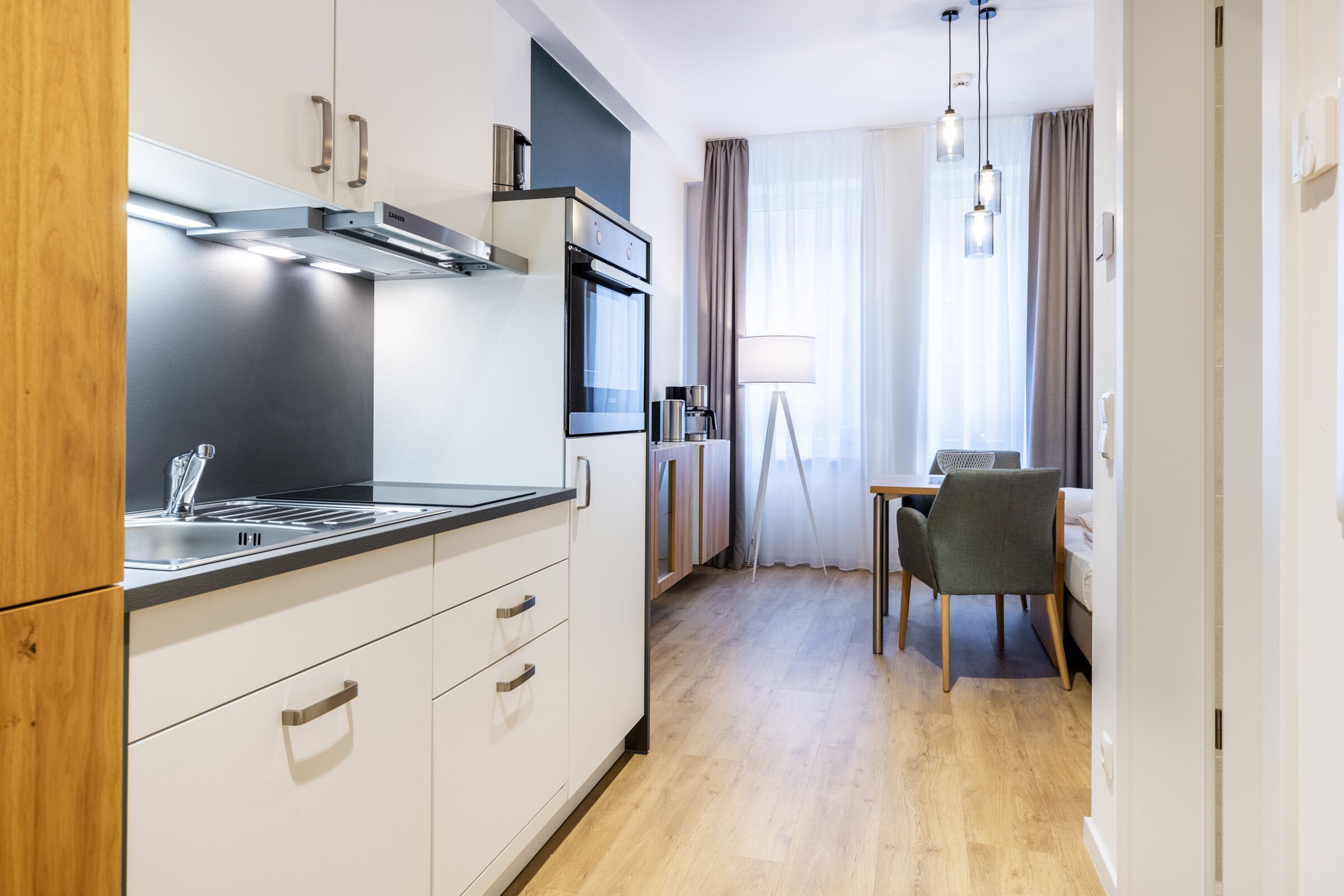 Een koelkast, een oven, een kookplaat, een vaatwasser