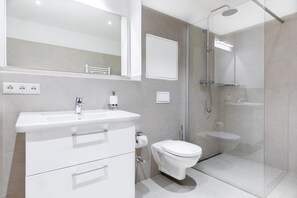 Een douche, een haardroger, handdoeken