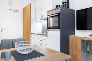 Kjøleskap, ovn, kokeplater og oppvaskmaskin