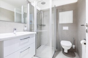 Douche, sèche-cheveux, serviettes fournies