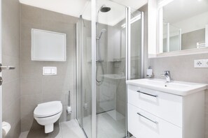 Douche, sèche-cheveux, serviettes fournies