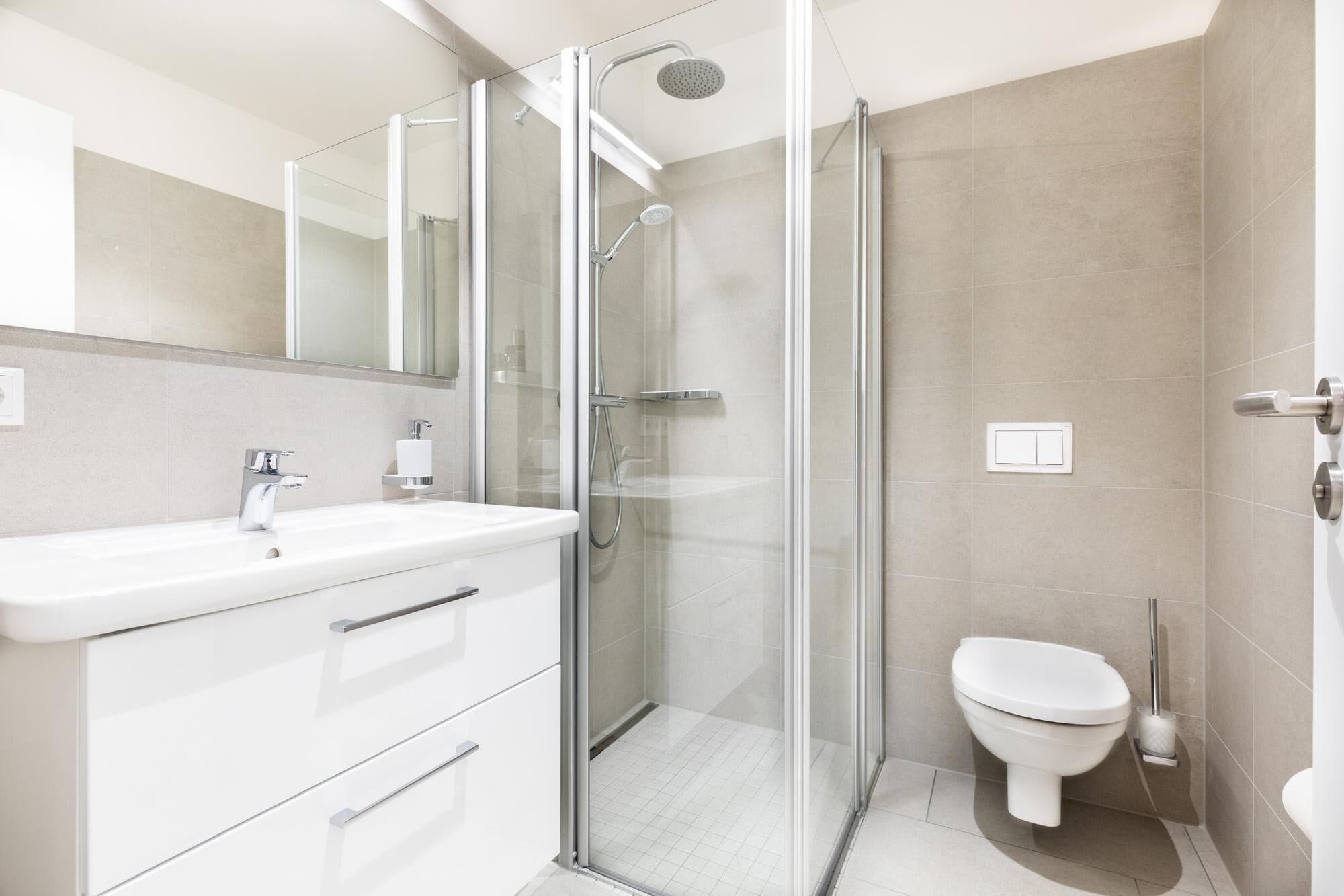 Douche, sèche-cheveux, serviettes fournies