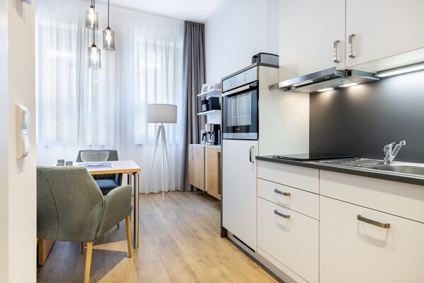 Fridge, oven, stovetop, dishwasher