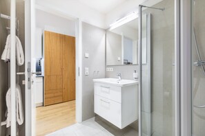 Shower, hair dryer, towels