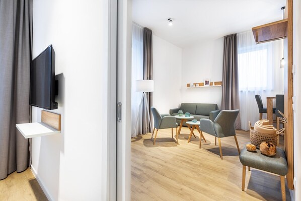 TV, stereo - Tolles Eck-apartment mit Hafenblick in Außergewöhnlicher Lage am Hafen Wismars (Hansestadt Wismar)