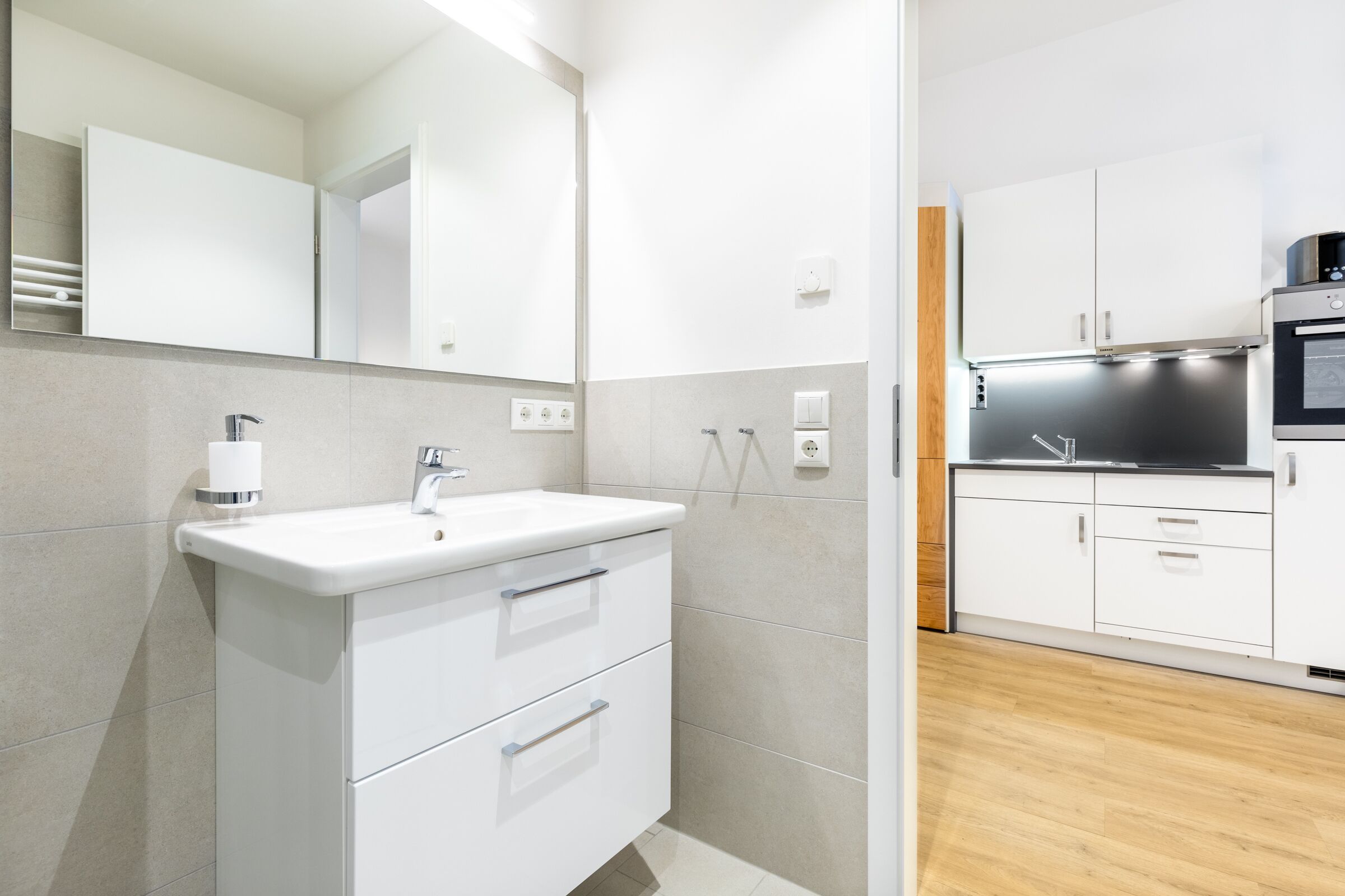 Dusj, hårføner og håndklær