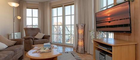 Fernseher, DVD-Player, Bücher, Stereoanlage