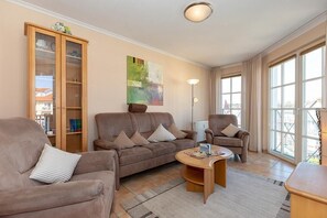 TV, DVD player, books, stereo - Tolle Ferienwohnung mit Balkon und Meerblick - am Strand und an der Seebrücke! (Ostseebad Kühlungsborn)