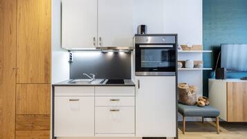 Kjøleskap, ovn, kokeplater og oppvaskmaskin