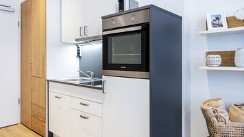 Een koelkast, een oven, een kookplaat, een vaatwasser