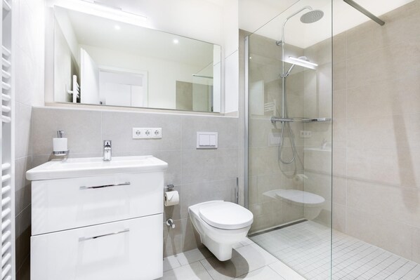 Shower, hair dryer, towels - Ultra-modern 1-room apartment for two people in an exceptional harbor location (Hansestadt Wismar)