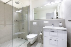 Dusj, hårføner og håndklær