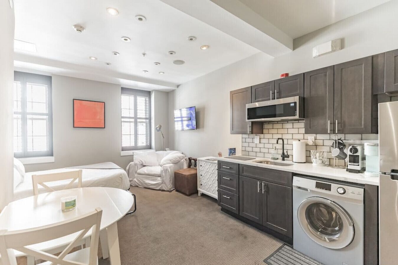 New! Cozy studio above Historic Chestnut St!