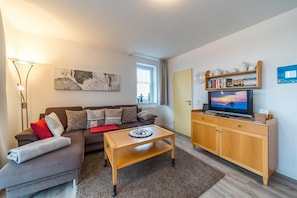 Fernseher, Bücher, Stereoanlage