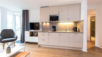 Kühlschrank, Mikrowelle, Herdplatte, Geschirrspüler