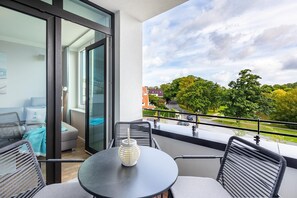 Outdoor dining - Liebevoll Eingerichtetes Apartment in Ostseenähe mit Loggia und Tollem Parkblick (Ostseeküste Travemünde)