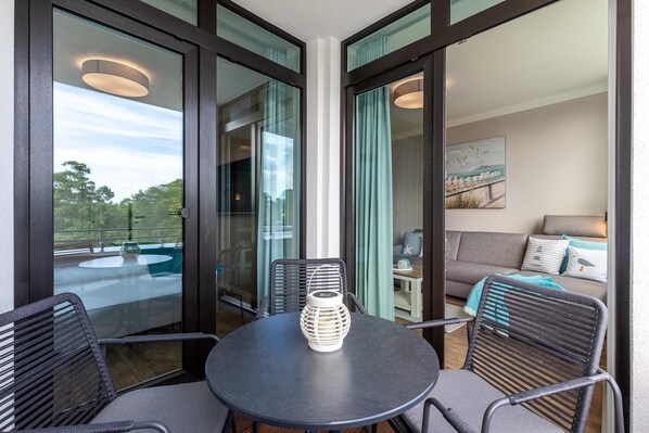 Dining - Liebevoll Eingerichtetes Apartment in Ostseenähe mit Loggia und Tollem Parkblick (Ostseeküste Travemünde)