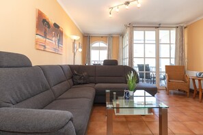 Fernseher, Bücher, Stereoanlage