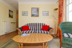 Fernseher, DVD-Player, Bücher, Stereoanlage