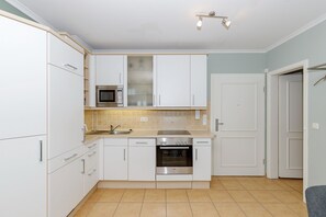 Fridge, microwave, oven, stovetop - Wunderschöne Ferienwohnung mit Balkon zur Ostsee - Saunabereich im Haus Inklusiv (Ostseebad Kühlungsborn)