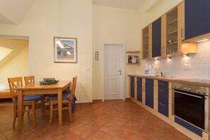 Fridge, oven, stovetop, dishwasher