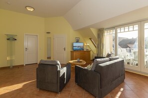 Télévision, lecteur de DVD, livres, chaîne hi-fi